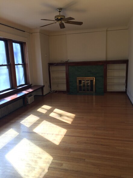 Living room with decrotive Fireplace - 434 W Roslyn Pl