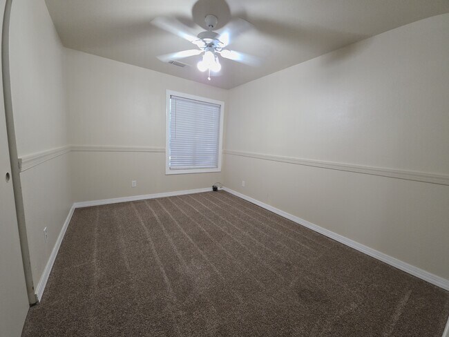 Building Photo - 303 Pinon Way