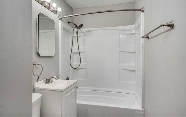 Building Photo - Available NOW! 3 Bed 1 Bath Home! $1350.00