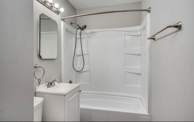 Building Photo - COMING SOON! 3 Bed 1 Bath Home! $1350.00