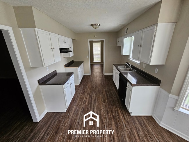 Building Photo - Huge 3BR/2BA Near Kirby | 1,774 Sq Ft, Hardwood Floors, Fireplace & Bay Window