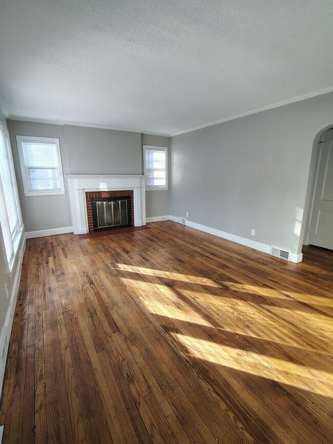 Building Photo - 2407 Custer Ave