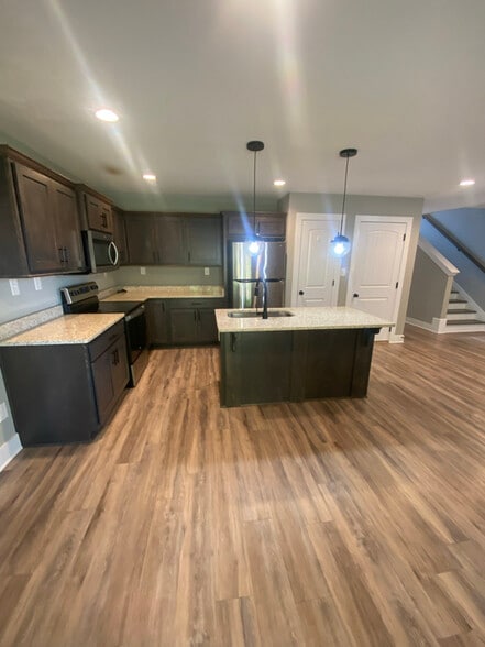 Building Photo - 414 Oak St