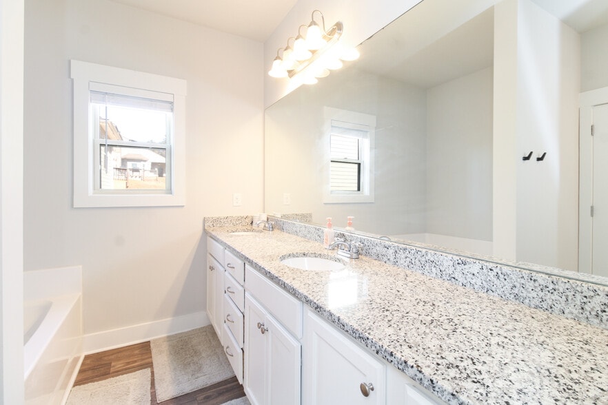 Building Photo - 421 Park W Blvd