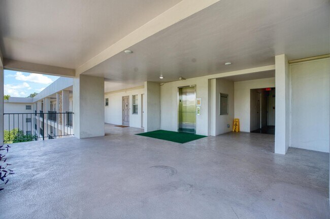 Building Photo - 2800 N Palm Aire Dr