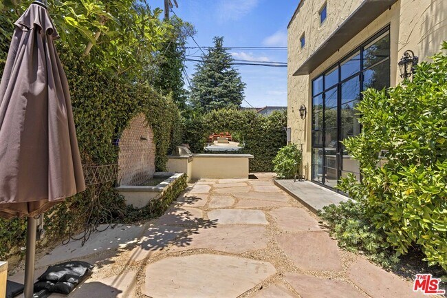 Building Photo - 835 N Harper Ave