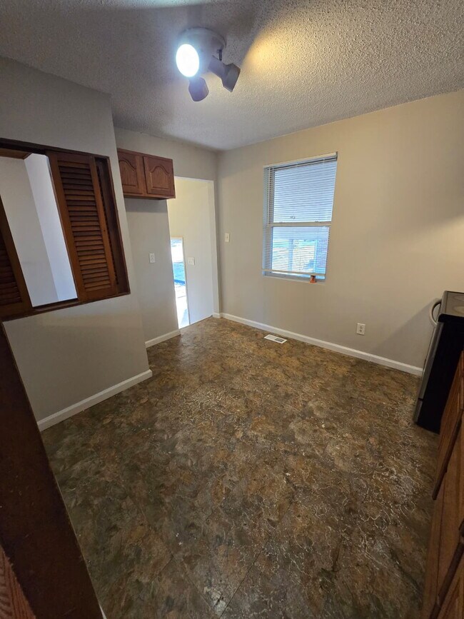 Building Photo - Well-Cared-For Home in St. Louis – Move-In...