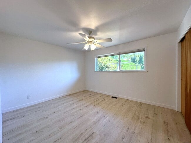 Building Photo - 2 bedroom - Retro Charmer in the Heart of ...