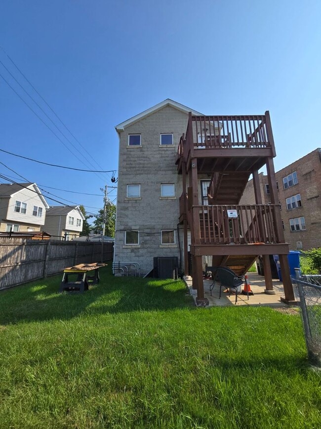 Building Photo - 3812 W Maypole Ave