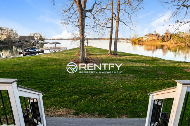 Building Photo - 123 Tiger Ln