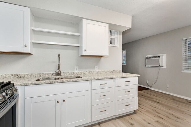 Building Photo - 1 Bedroom, 1 Bath Apartment in historic Munger Place!