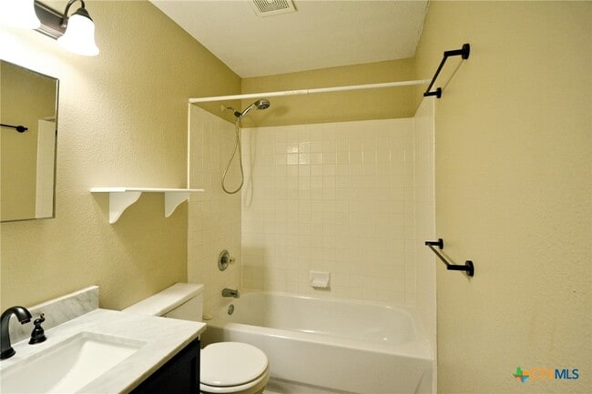 Building Photo - 744 Pinehurst Dr