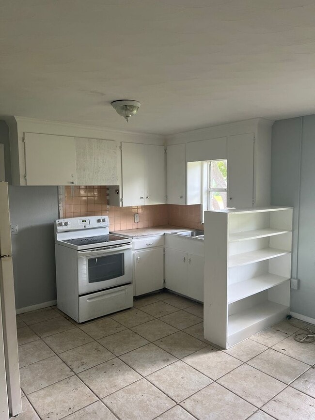 Building Photo - Great 1BR Duplex Walking Distance From Dow...