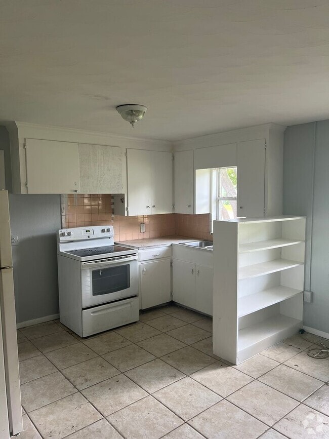 Building Photo - Great 1BR Duplex Walking Distance From Dow...