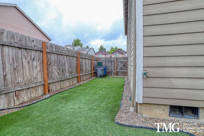 Building Photo - 3 Bedroom/2.5 Bath With Fenced Backyard, W/D Included, and AC!