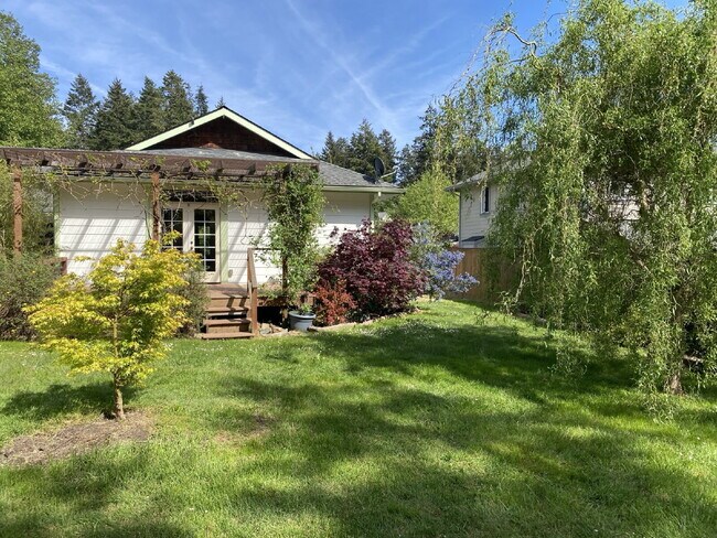Building Photo - Single-family 3-bedroom home in a desirable neighborhood in town!