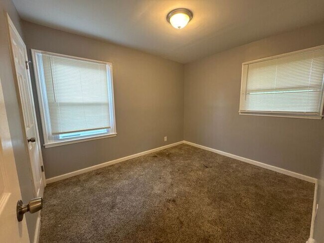 Building Photo - 3 bedroom 1 bathroom single-family