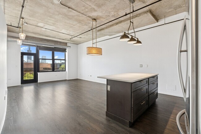 Building Photo - 6 S Laflin St