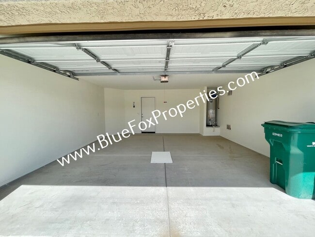 Building Photo - 12854 N Peony Dr