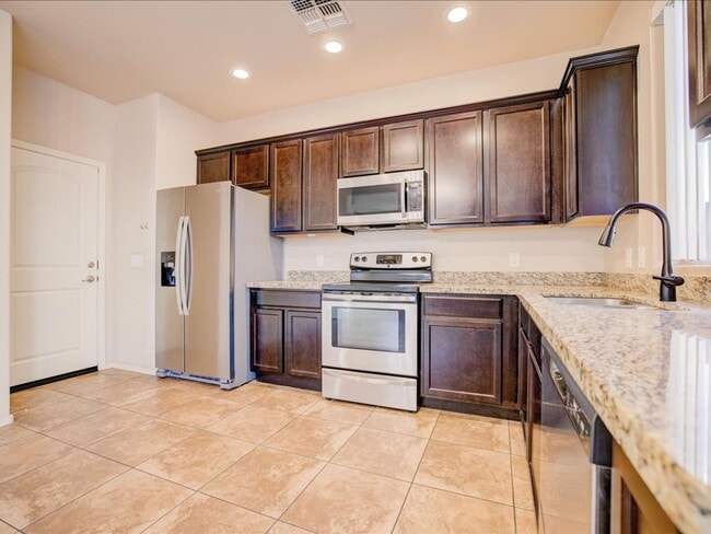 Building Photo - 3 Bedroom 2.5 Bath   $200.00 OFF FIRST FULL MONTHS RENT