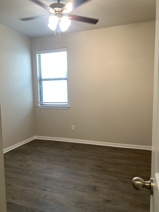 Building Photo - 608 Ripplewood Dr