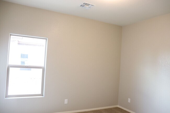 Building Photo - Brand New Home in Holiday