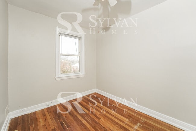 Building Photo - The living is easy in this 3 bedroom, 1.5 bathroom townhome