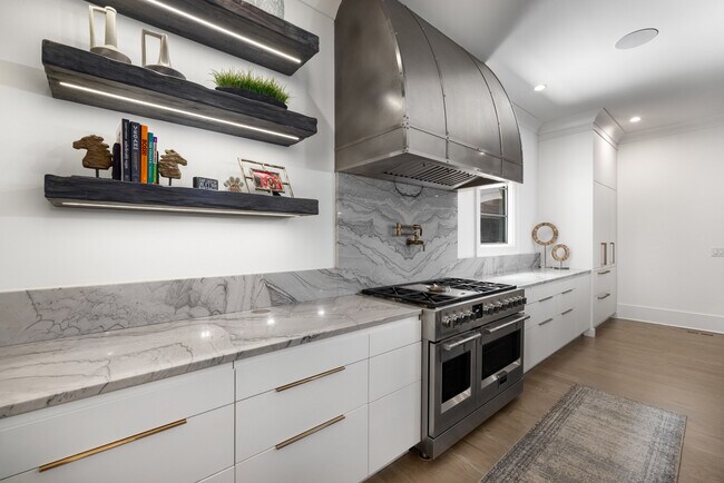 Building Photo - 306 Pinecrest Rd NE