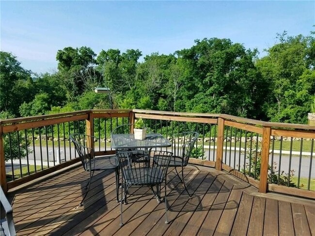 Building Photo - 411 Maple Ridge Dr