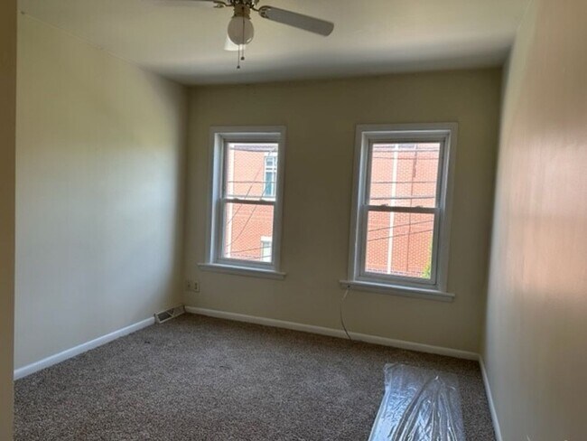 Building Photo - Single Family 2 Bedroom 1 Bathroom Home Fo...