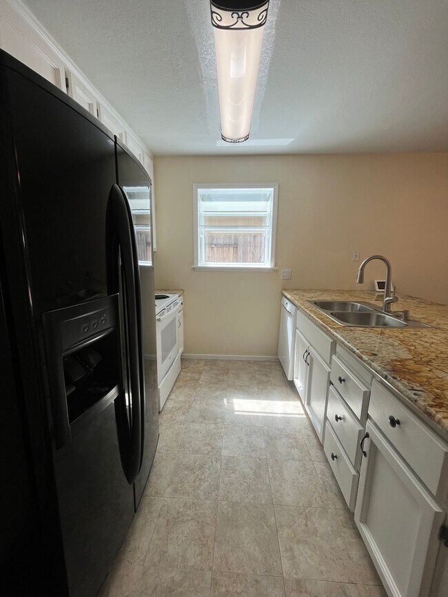 Building Photo - Spacious 3bed 2.5bath 2 story home available now!