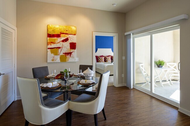 Building Photo - 807 S Post Oak Ln