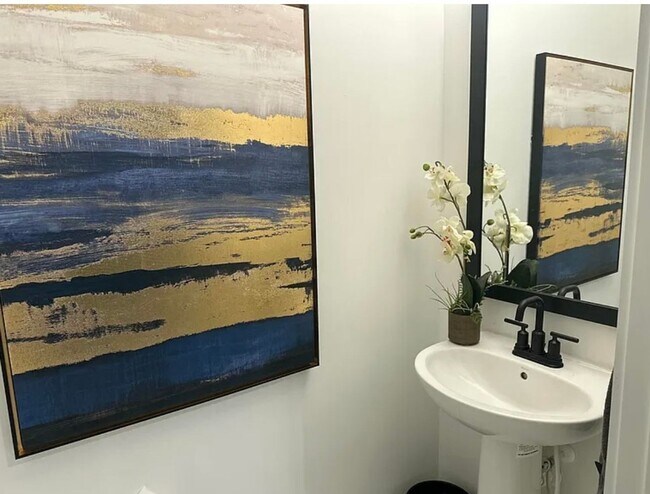 Building Photo - 3 Bedroom 2.5 Bathroom Townhome with 2 Car Garage and Fenced Patio!**ASK ABOUT MOVE IN SPECIAL**