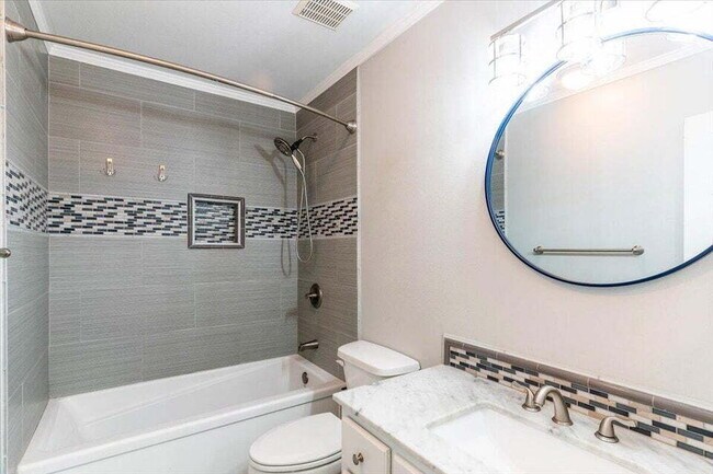 Building Photo - "Charming 3-Bed Oasis with Private Pool in Fort Walton Beach!"