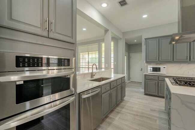 Building Photo - 7728 Saragosa Creek Dr