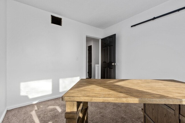 Building Photo - Charming 2-bedroom, 1-bathroom townhouse l...