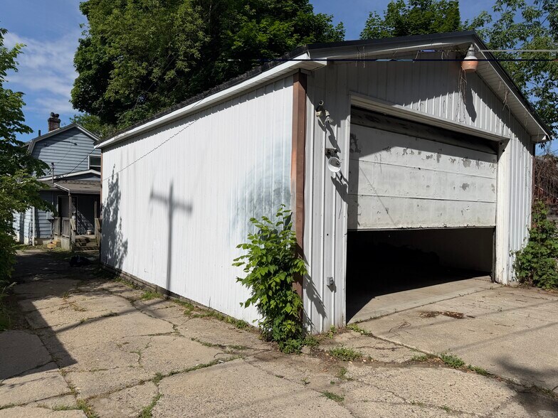 Building Photo - 2028 Joliet St