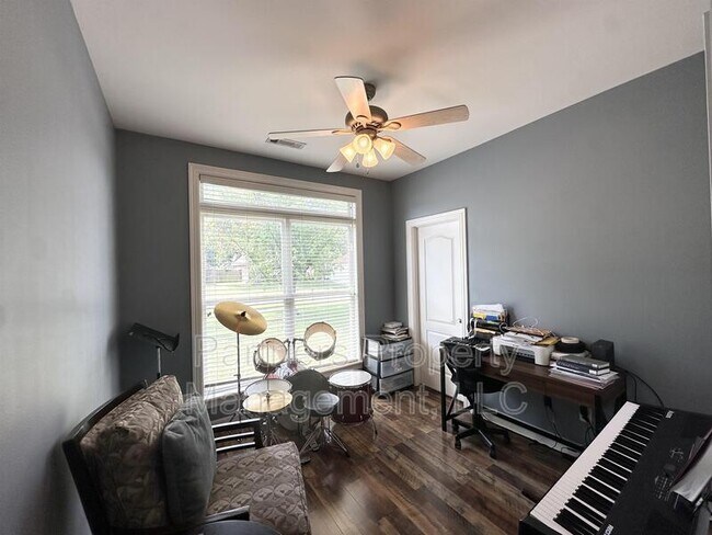 Building Photo - 3750 River Bend Dr