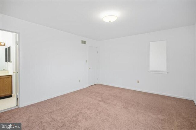 Building Photo - 468 Lynetree Dr