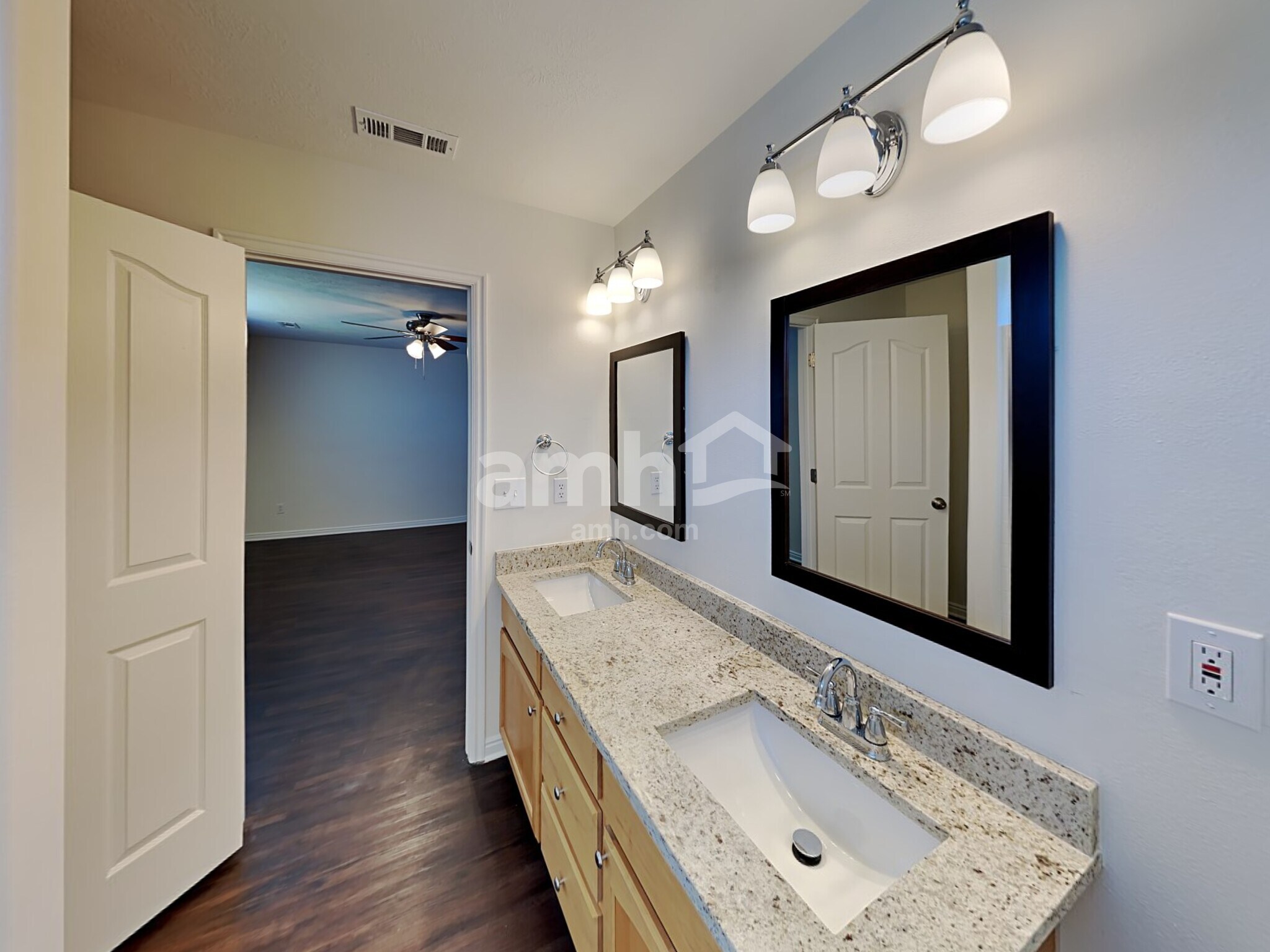 Building Photo - 2075 Ficus Way