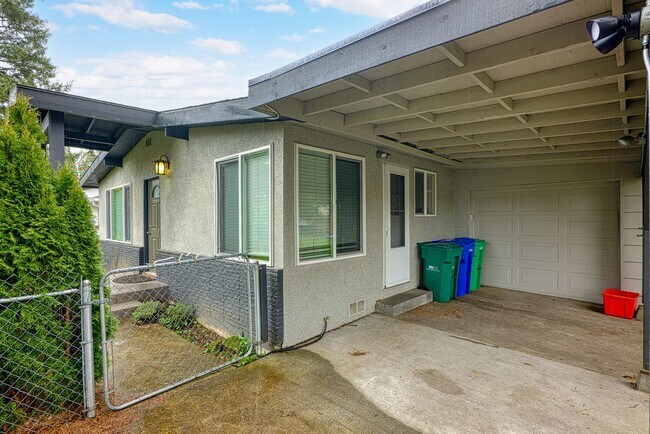 Building Photo - Lovely 3 Bedroom 1.5 bath Milwaukie Charmer.