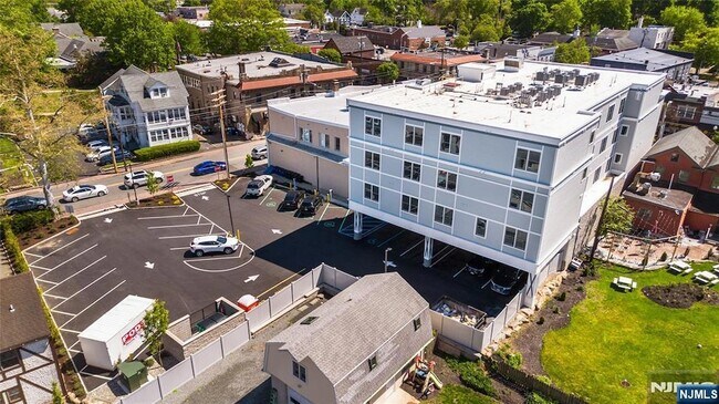 Building Photo - 246 Main St