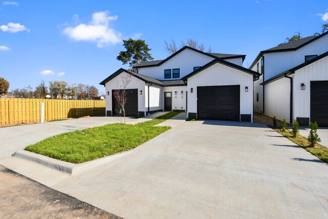 Building Photo - 1220 E Pacific St