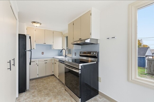 Building Photo - Charming 4 Bed, 2 Bath w/ Garage! *HOLIDAY SPECIAL: $1,000 OFF!*