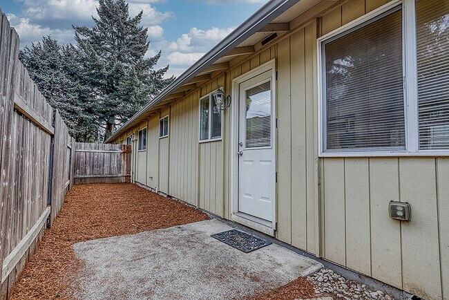 Building Photo - Condo Living with Fireplace and Fenced Yard!