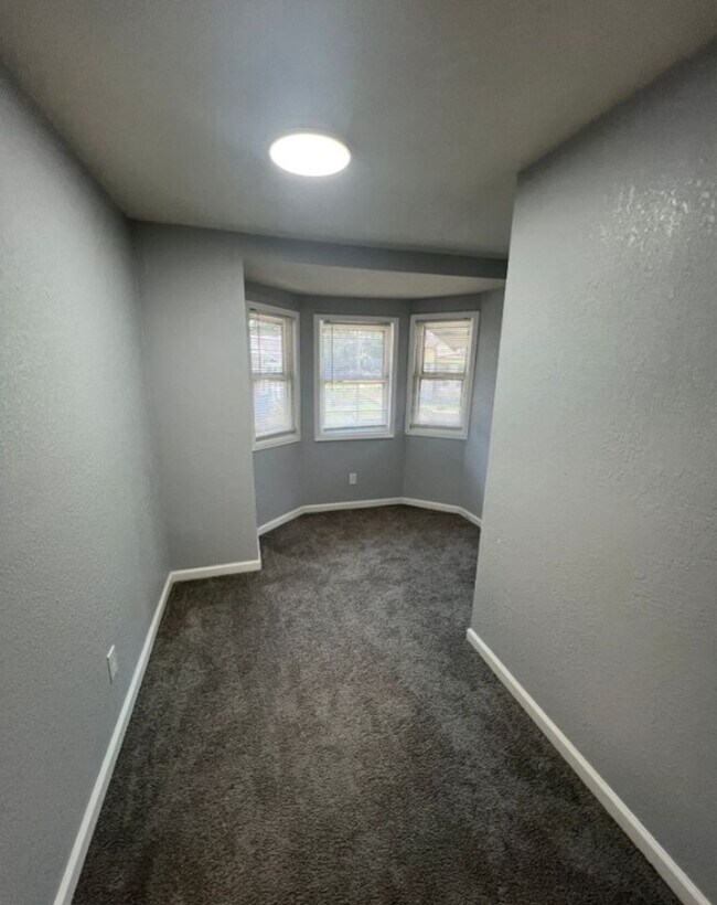 Building Photo - Spacious 5 Bed, 2.5 Bath in the heart of K...
