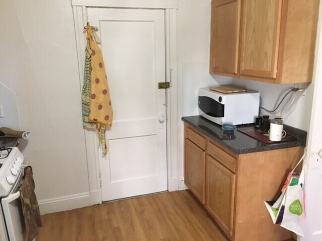 Building Photo - Large 2 bed unit in a prime location, the landlord paying the full broker's fee!