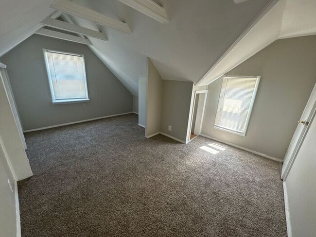 Building Photo - Roomy 4 Bed/1 Bath