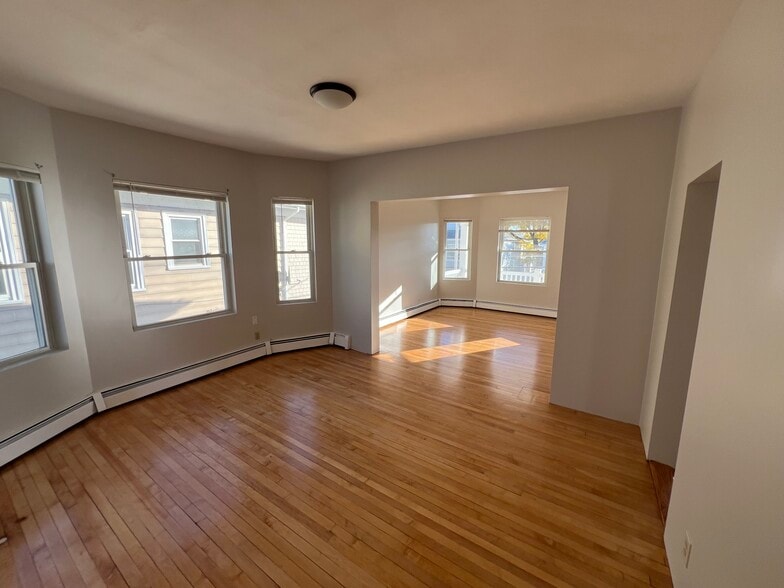 Dining 1 - 69 Frederick Ave