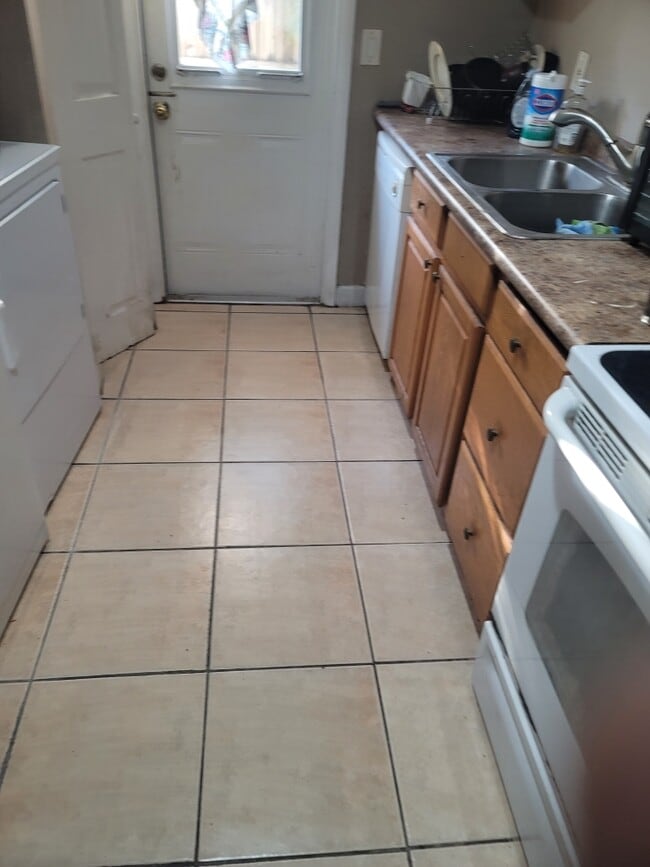 Building Photo - 220 Cherokee Ct